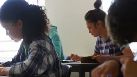 estudiantes haciendo trabajos de clase en el aula
