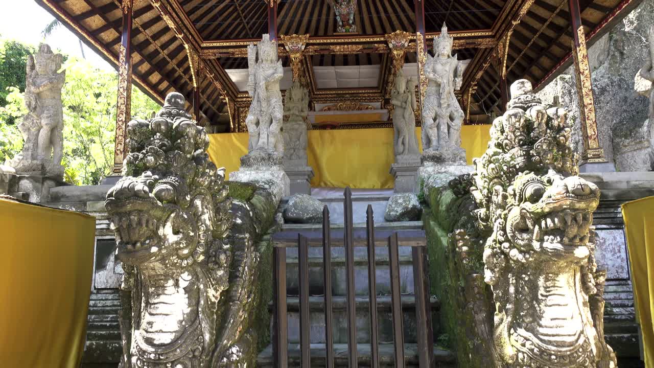 gunung kawi es un templo y complejo funerario del siglo xi en tampaksiring, al noreste de ubud, en bali, indonesia.