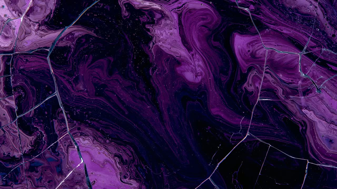 Câmera panorâmica e com zoom revelando a superfície de mármore roxo em um close-up de estúdio, expondo os veios direitos