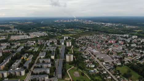 Edificios-De-Apartamentos-De-Jonava-Y-Fábrica-Industrial-Química-Achema-En-Horizonte