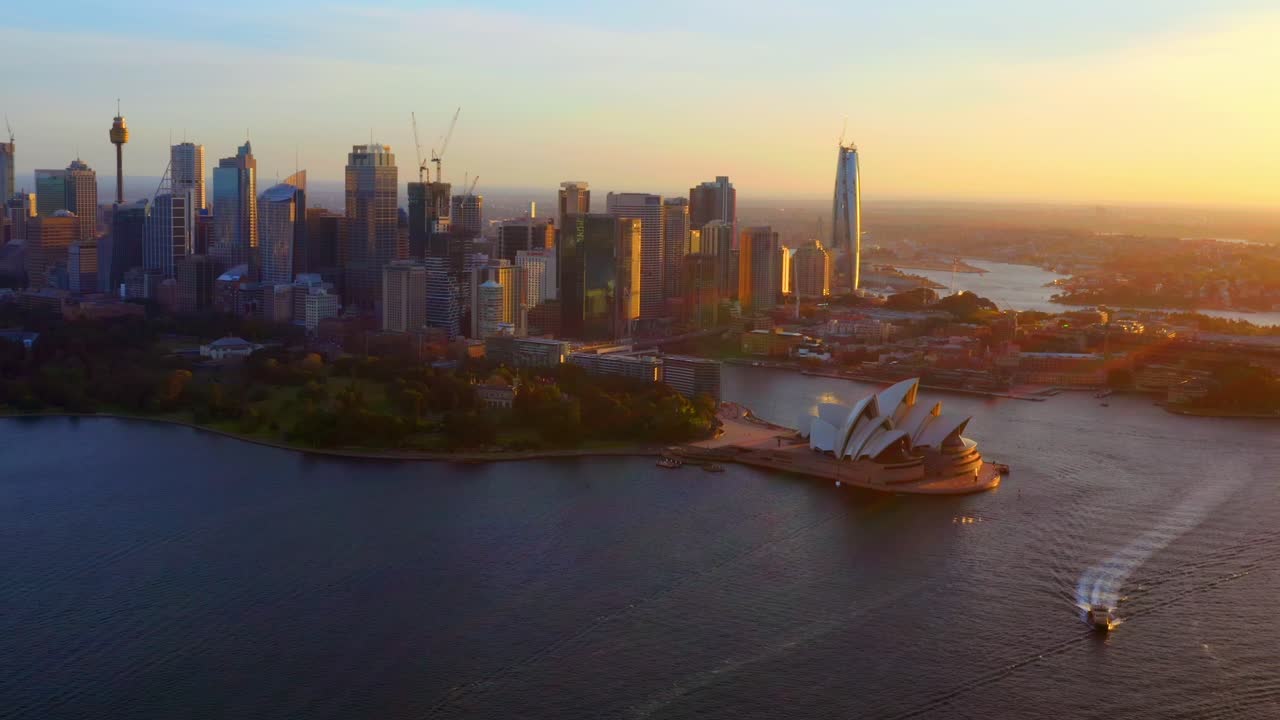 vista aérea en órbita de sydney cbd y ópera con rayos de sol dorados - nsw australia