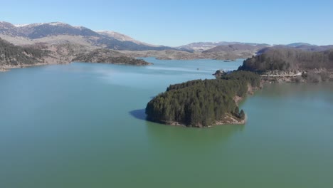 vista aérea de aoos manantial artificial lago zagori grecia día soleado