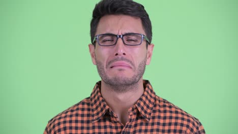 joven y guapo hombre hispano hipster