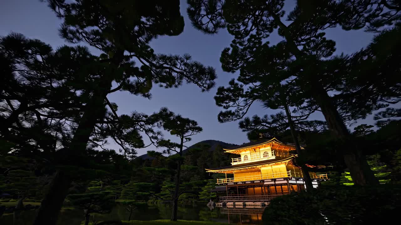 el pabellón dorado por la noche, kyoto, japón