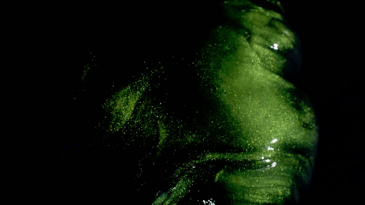 화면 하단으로 이동하면서 반짝이는 녹색 구름