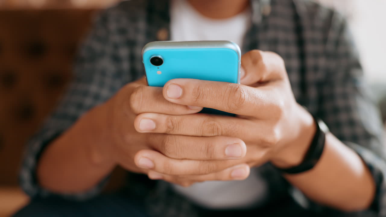 mani, telefono e uomo messaggistica e rilassarsi