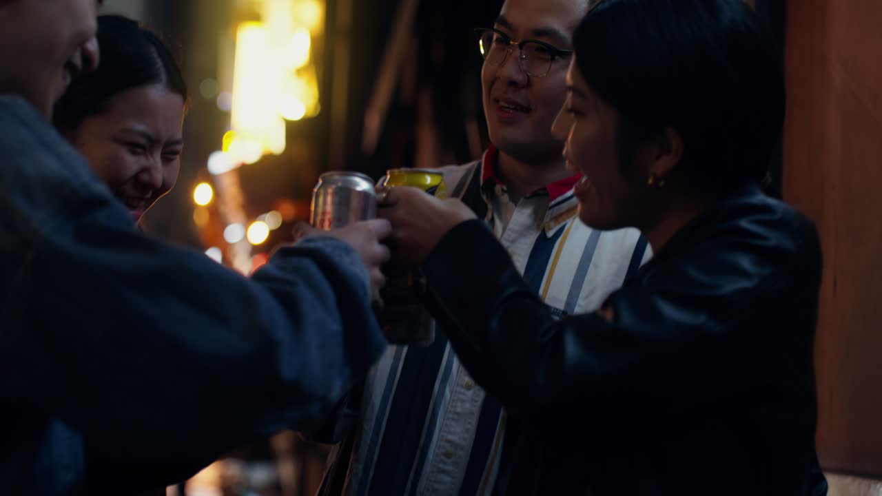 밤에 축하하는 친구들