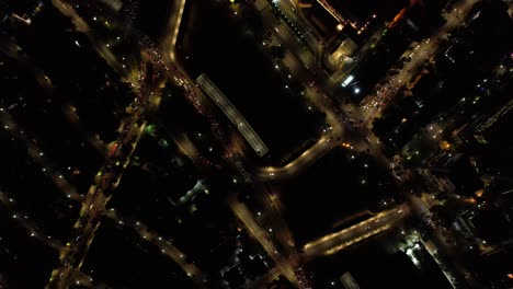 Vista-Aérea-De-Arriba-Hacia-Abajo-Del-Tráfico-Nocturno-En-Una-Gran-Ciudad