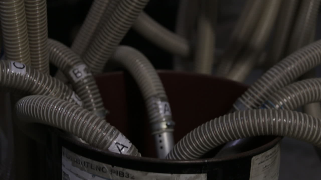 un grupo de tuberías de ventilación en el piso de una fábrica
