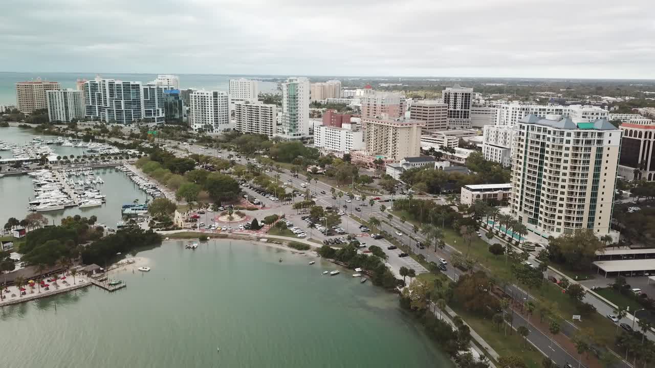 새러소타 플로리다 스카이라인의 높은 공중 샷