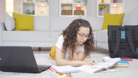 estudiante hablando a la cámara.