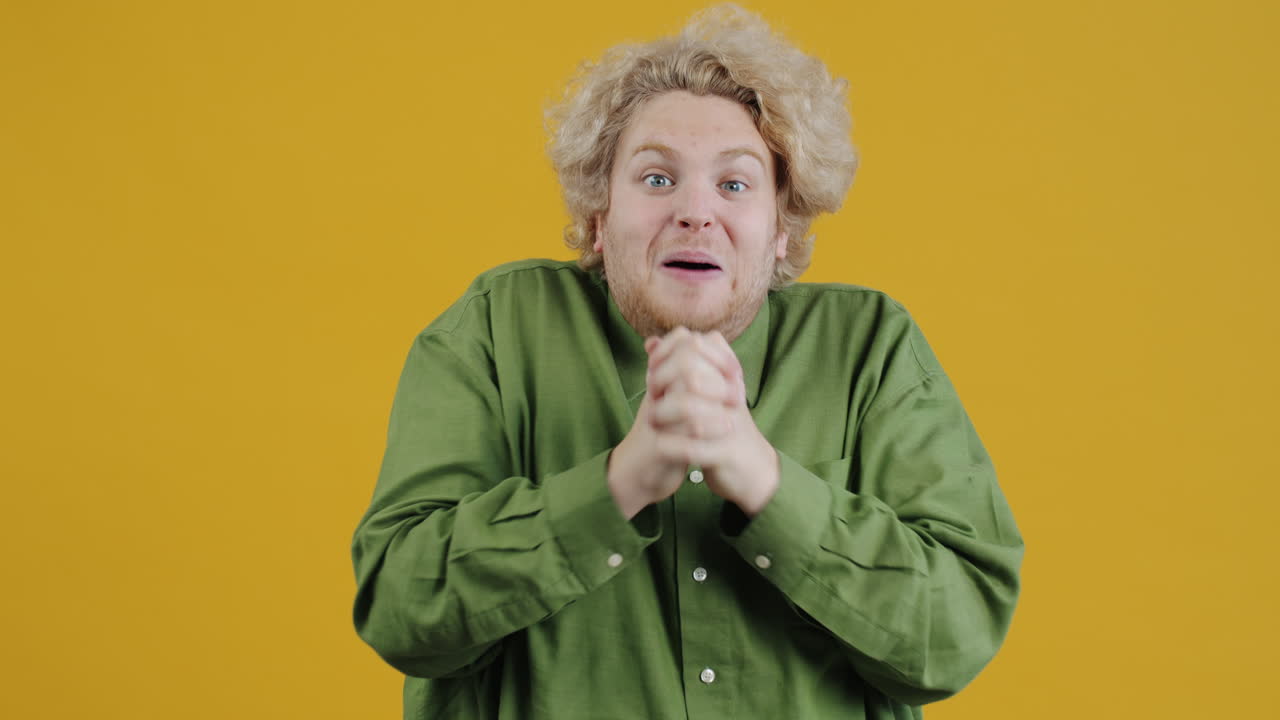 다른 감정을 표현하는 남자