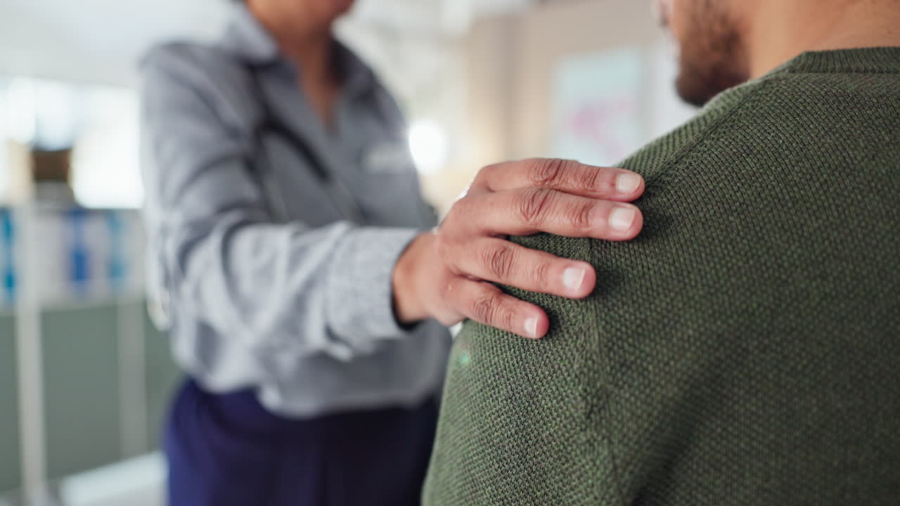 un médico consolando a un paciente