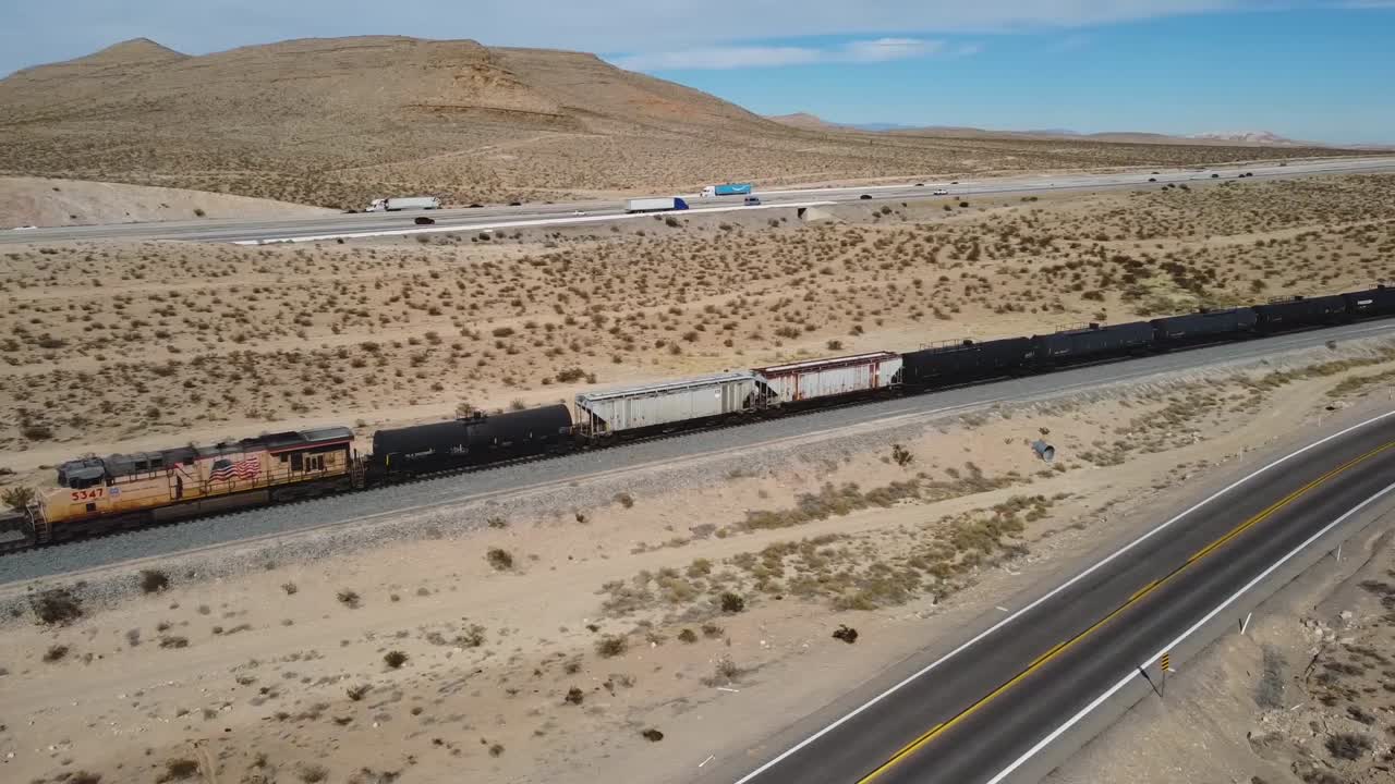 vista aérea sobre el paisaje desértico de nevada con autopistas y trenes