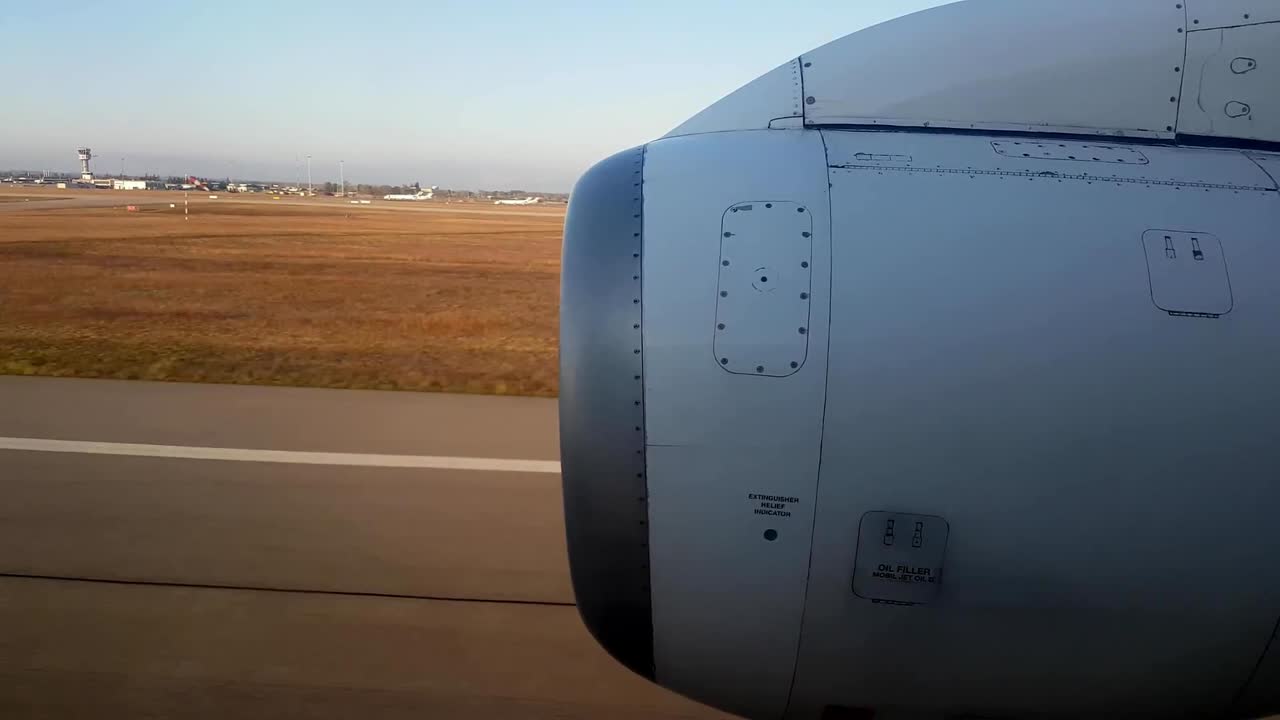 vista plana de la ventana en el reactor y los campos de tierra durante el aterrizaje - acelerada