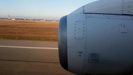 vista plana de la ventana en el reactor y los campos de tierra durante el aterrizaje - acelerada