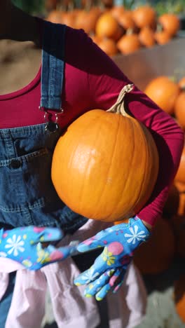 mujer con una calabaza