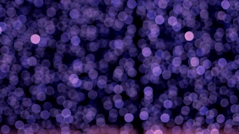 el fondo púrpura abstracto de la noche está desenfocado con un bonito bokeh. luces de navidad borrosas bokeh. panorámica a través del borrón.