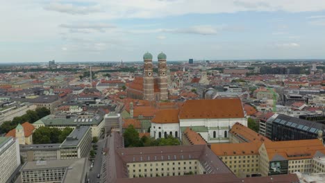 Establishing-Shot-of-The-Frauenkirche-in-Munich