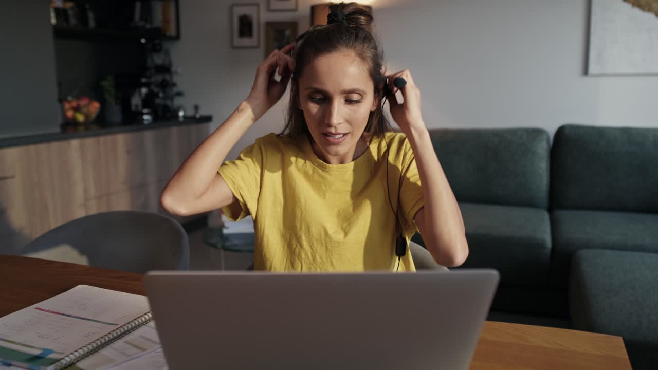 mujer caucásica que trabaja como centro de llamadas en casa