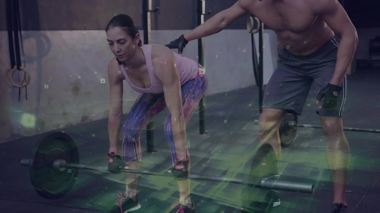 Levantadora haciendo peso muerto con barra, entrenador instruyendo y tocando la espalda, superposición de fitness corrigiendo la postura.