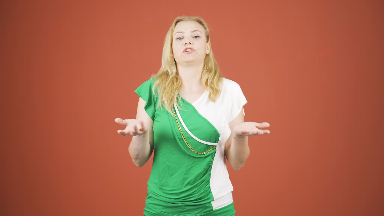 비디오 통화를 하는 여자.