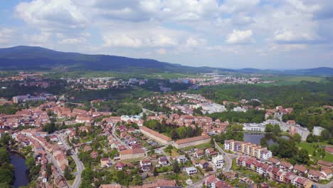 hermosa vista aérea de arriba vuelo alrededor de la capilla en la colina de la montaña, krumlov república checa verano 2023