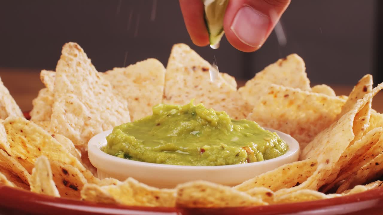Guacamole a tortilla chipsy