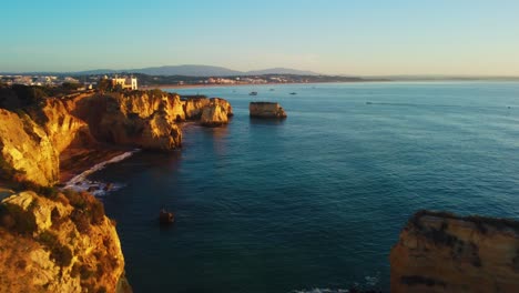 El-Foque-Aéreo-Revela-Asombrosos-Acantilados-Pintados-Con-El-Sol-De-La-Hora-Dorada