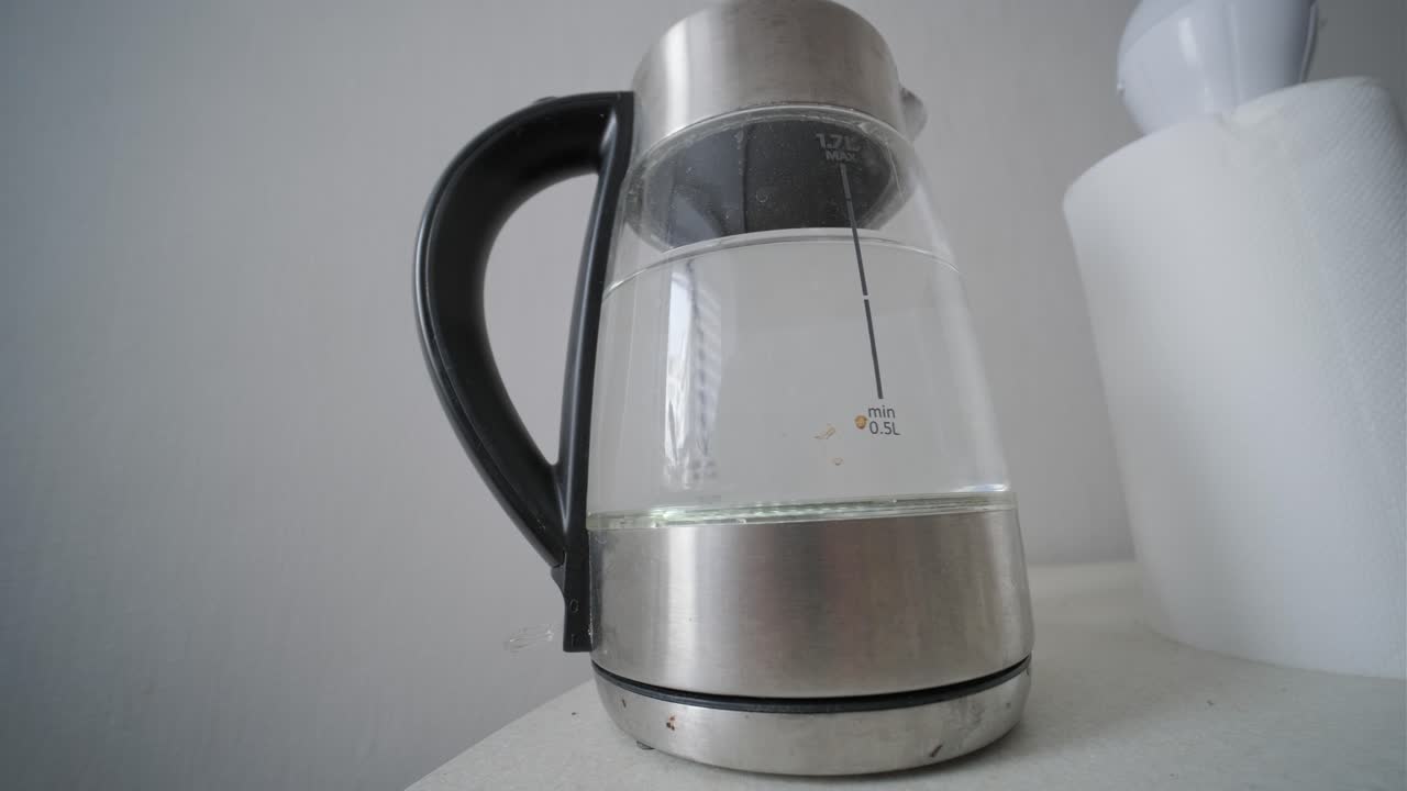 Wasserkocher kocht Wasser in einer Küche
