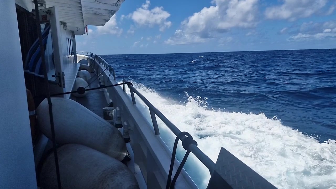 Traghetto che naviga nel Mar dei Caraibi, al rallentatore. Trasporto tra le isole di St. Maarten e Anguilla.