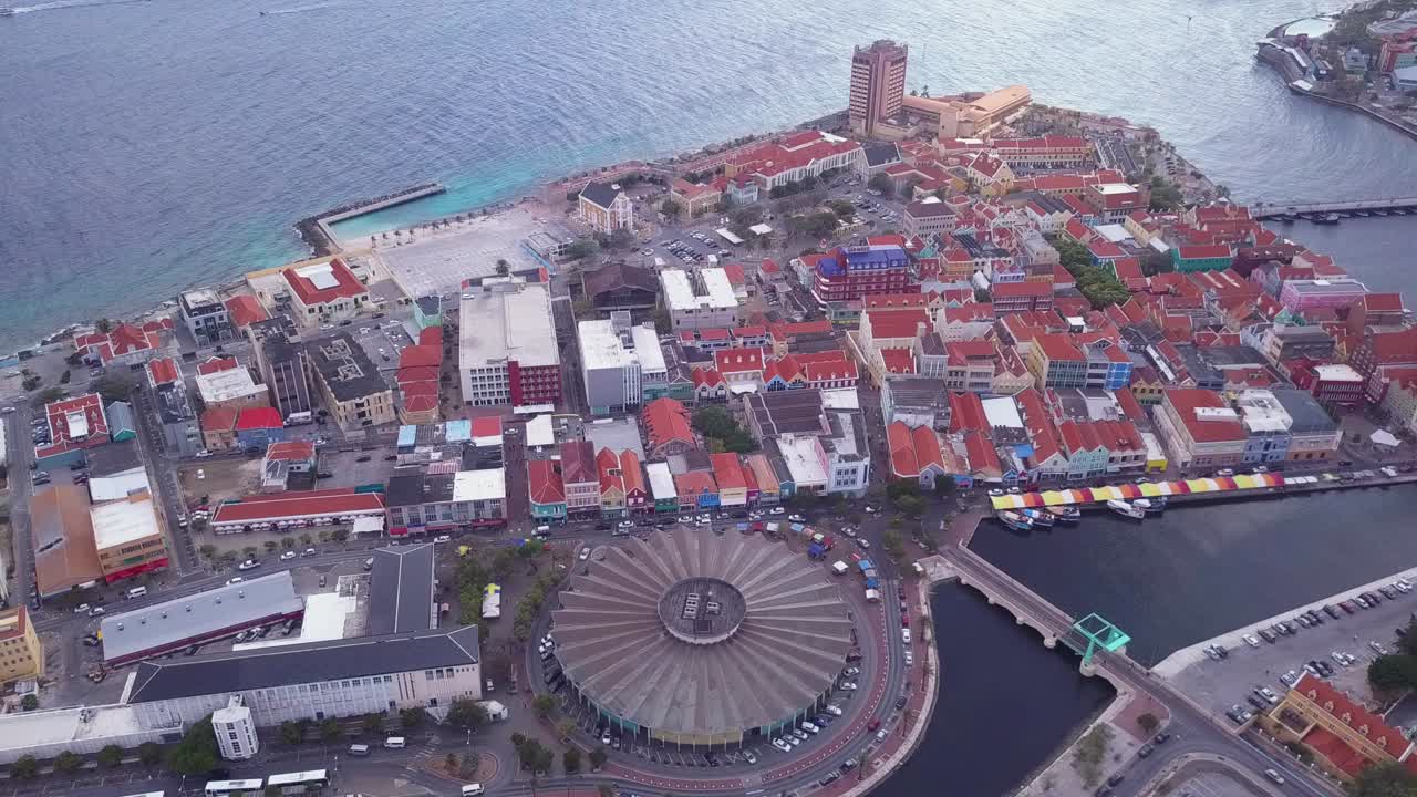 높은 라인 위에, 푼다에게 큐라소의 유니스코 헤리티테 수도를 보여줍니다.