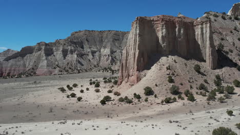 tomada con avión no tripulado del parque estatal de la cuenca de kodachrome, utah, estados unidos, acantilados de piedra arenisca y paisaje desértico