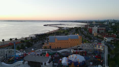 Vídeo-Aéreo-Con-Drones-Del-Luna-Park-En-Saint-Kilda,-Melbourne,-Australia