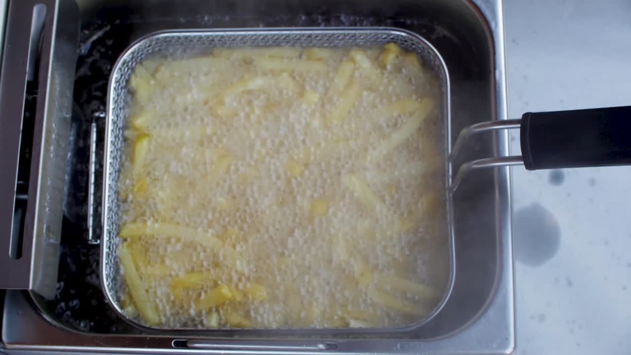 Pommes frites frituresteges i en trådkurv, set ovenfra