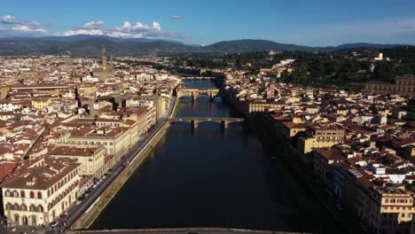 drone volando rápido sobre el río arno y la ciudad en un día soleado en florencia en italia en 4k