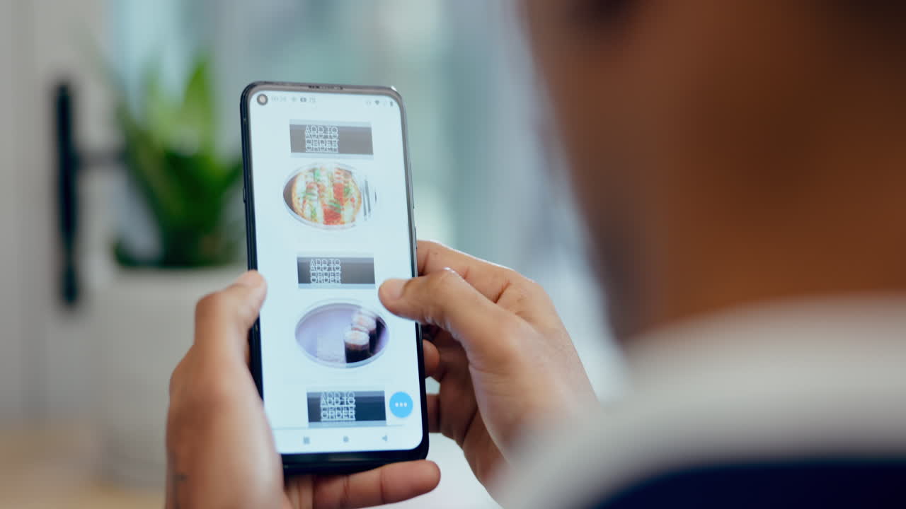 manos, teléfono y aplicación de comida rápida en la oficina