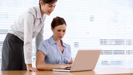 mujeres de negocios en una oficina