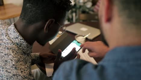 Hombres-Jóvenes-Usando-Teléfono-Celular-En-La-Cafetería