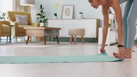 mujer, yoga y relajarse en la estera en la meditación
