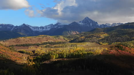 Coloridas-Colorado-Monte-Sniffels-Desiertos-Millón-De-Dólares-Autopista-Dallas-Rango-Aéreo-Cinematográfico-Zumbido-Soleado-Maravillosas-Otoño-Colores-De-Otoño-San-Juans-Ridgway-Ralph-Lauren-Rancho-14er-Dramático-Hacia-Arriba-Lento