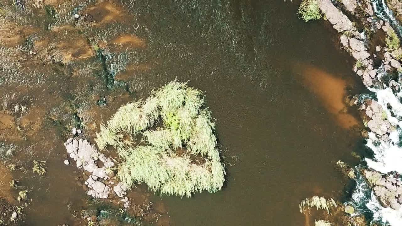 vista aérea vertical de las cataratas victoria, shungu namutitima en la frontera de zimbabue y zambia en áfrica