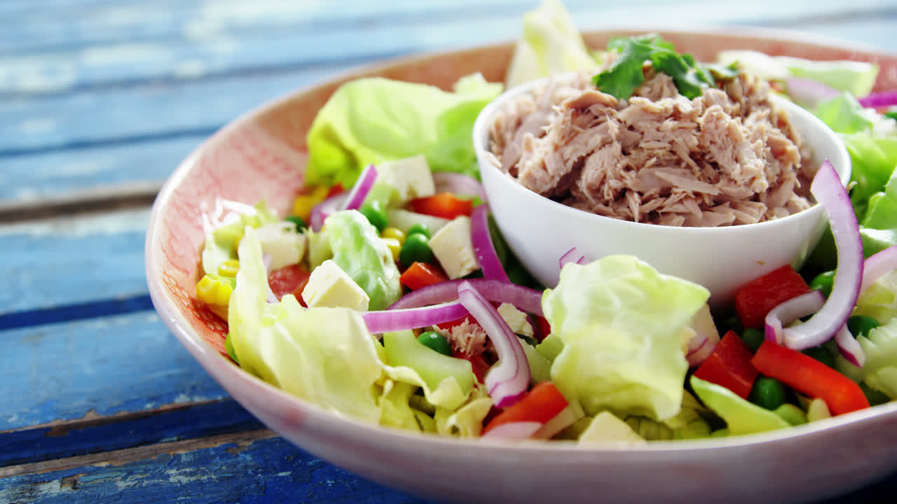 Carne cruda y verduras en un tazón