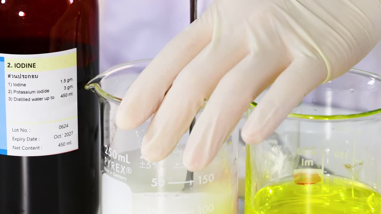 요오드와 비타민 c와 함께 화학 반응의 시연