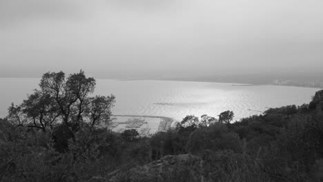 Paisaje-Oceánico-Tranquilo-En-Blanco-Y-Negro---Toma-Panorámica