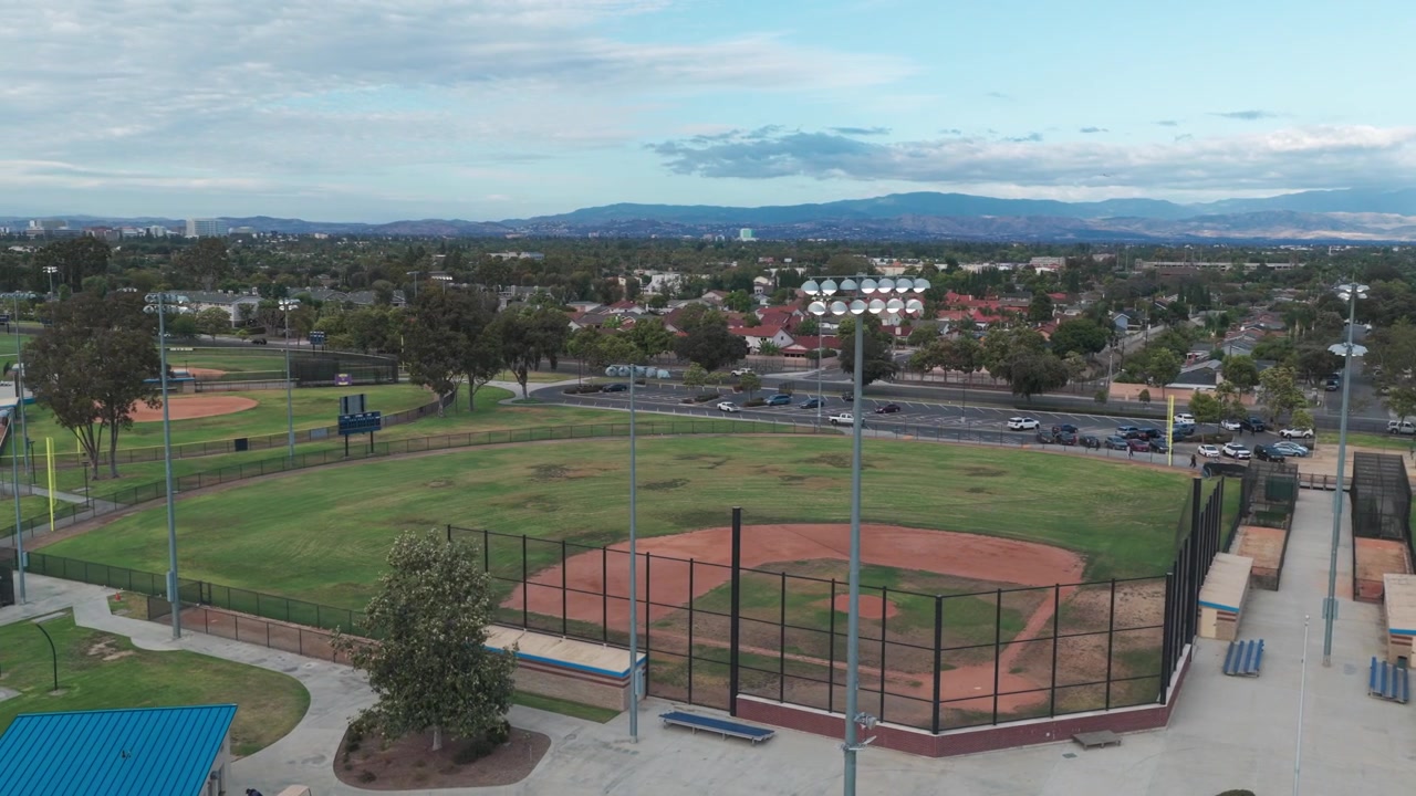 Ampia panoramica aerea di un campo da baseball di una scuola superiore nella California meridionale. 4K