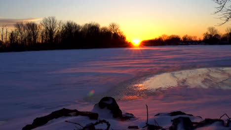 puesta de sol sobre el río congelado
