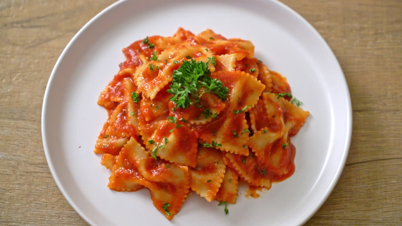 Descarga Gratis Vídeos De Stock De Pasta Farfalle En Salsa De Tomate ...