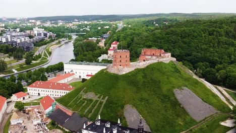 центр вильнюса с замком гедиминаса, вид с орбиты с воздуха