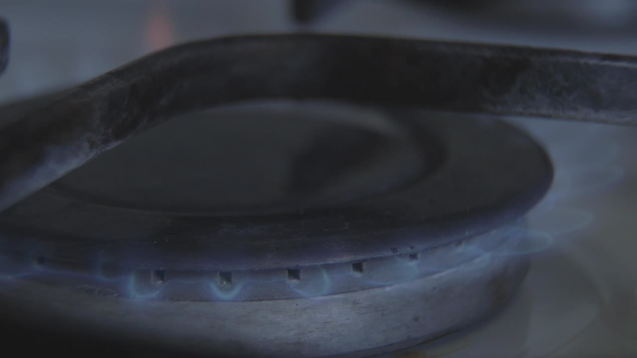 가스 스토브에서 불타는 파란 불꽃이 가정용 장비를 태우고 요리, 부, 사람들이 없습니다.